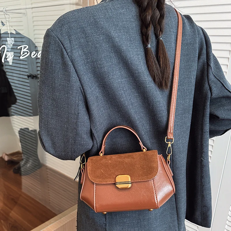 حقيبة كروس عصرية مرقعة 2025 جديدة للنساء، محفظة كتف كلاسيكية خفيفة الوزن، حقيبة سرج كاجوال للاستخدام اليومي