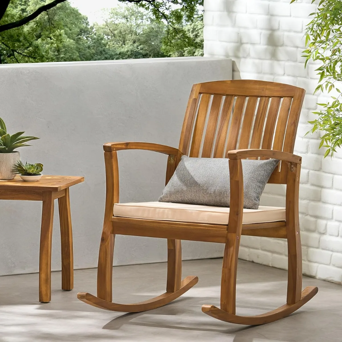 Cadeira de balanço em madeira de acácia com almofada, acabamento em teca para varanda e jardim relaxante
