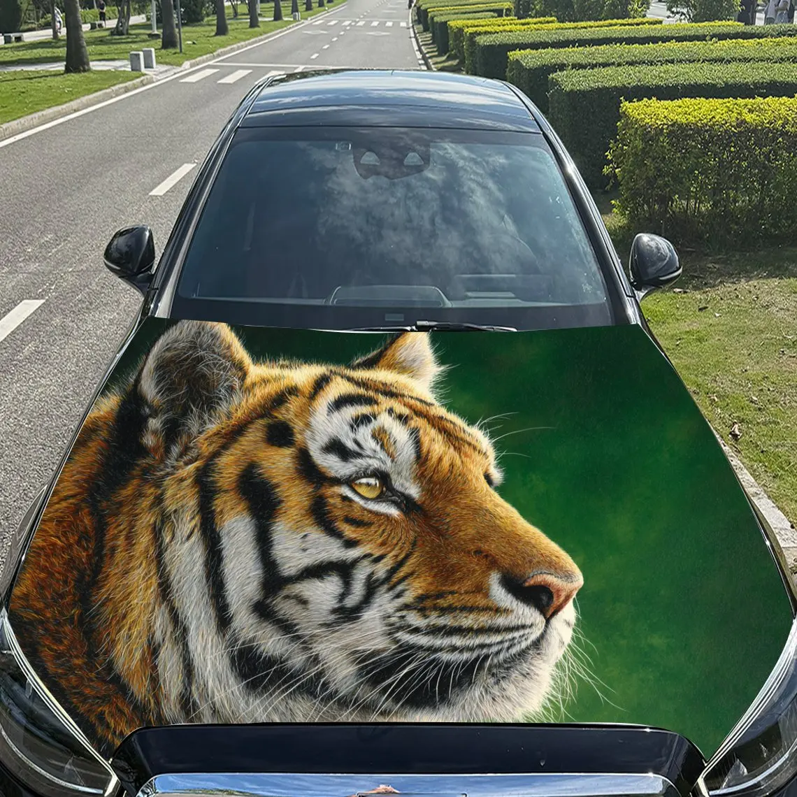 ملصقات سيارة على شكل نمر مع مظهر واقعي وحيوي مقابل ملصق غطاء السيارة بخلفية خضراء، مقاوم للماء ذاتي اللصق من الفينيل