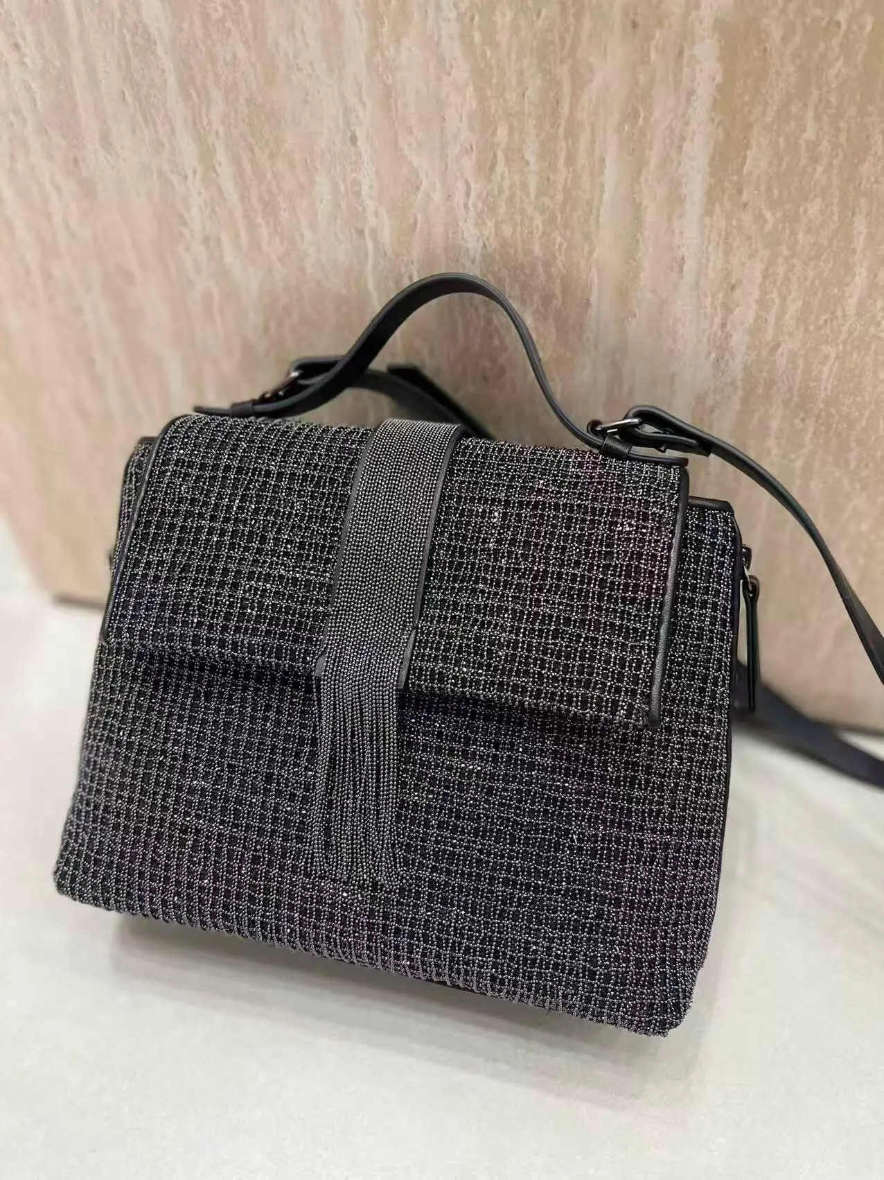 

Модная и элегантная женская сумка через плечо из импортной телячьей кожи серии Pearl Noodle с прочной жемчужной цепочкой.