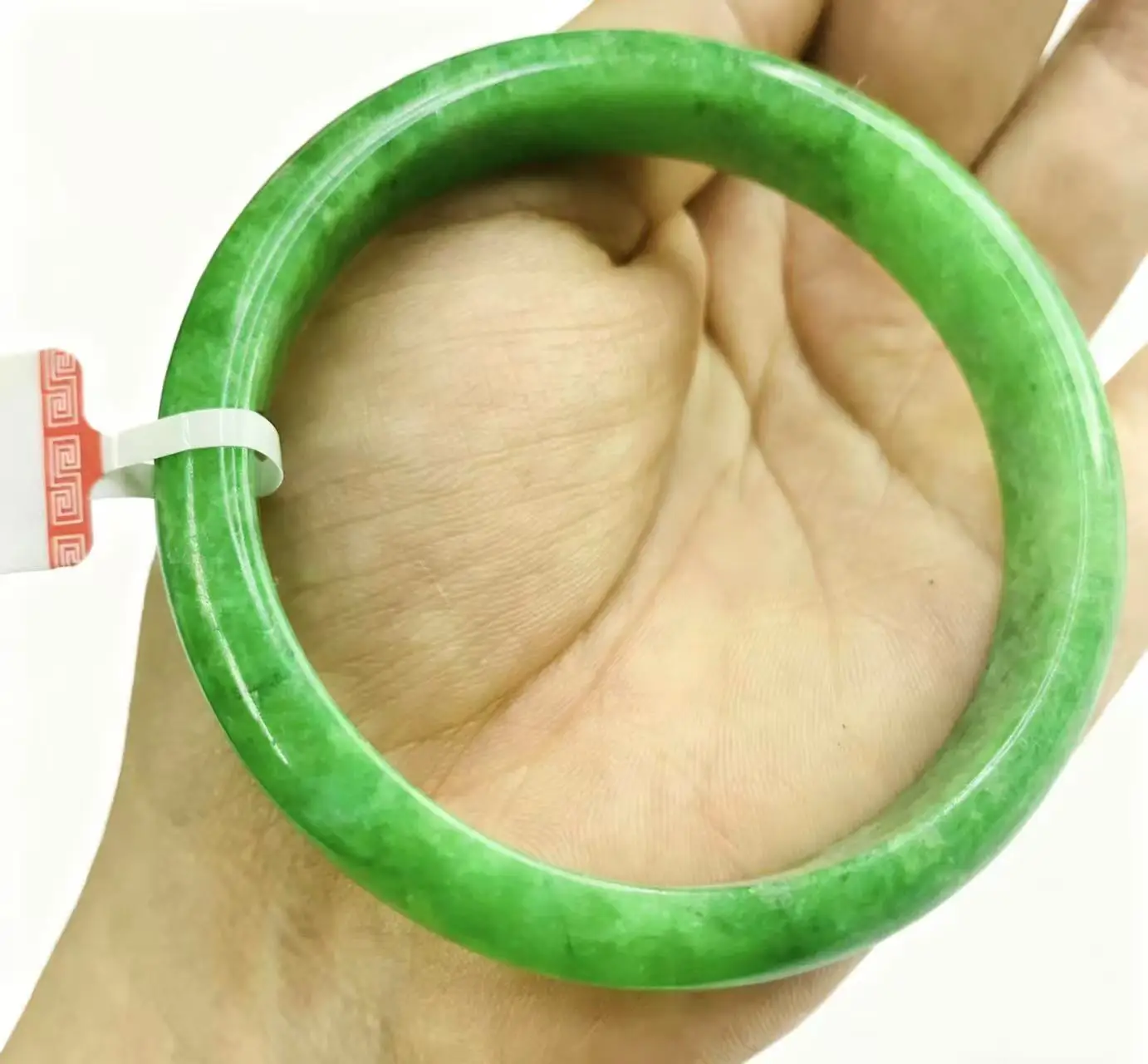 

Зеленый нефритовый браслет 58,0 мм, реалистичное фото одного на одном