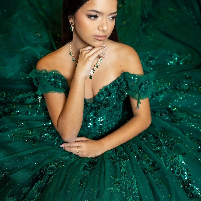 فساتين Quinceanera لامعة باللون الأخضر الزمردي قبالة الكتف مزينة بالدانتيل والخرز تول حفلة عيد ميلاد حلوة 16 فستان Vestidos 15 De