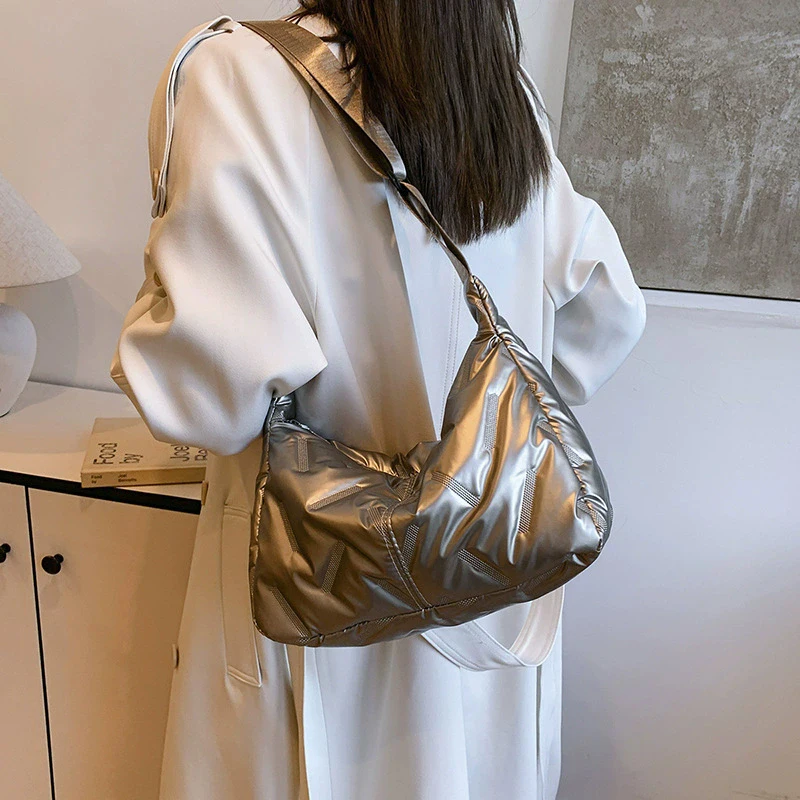 Mode Puffy Hobo Bag Daunen Tote Handtaschen Frauen Stepp Tote Tasche Große Kapazität Gepolsterte Schulter Tasche Casual Winter Pendeln Tasche – Detail 5