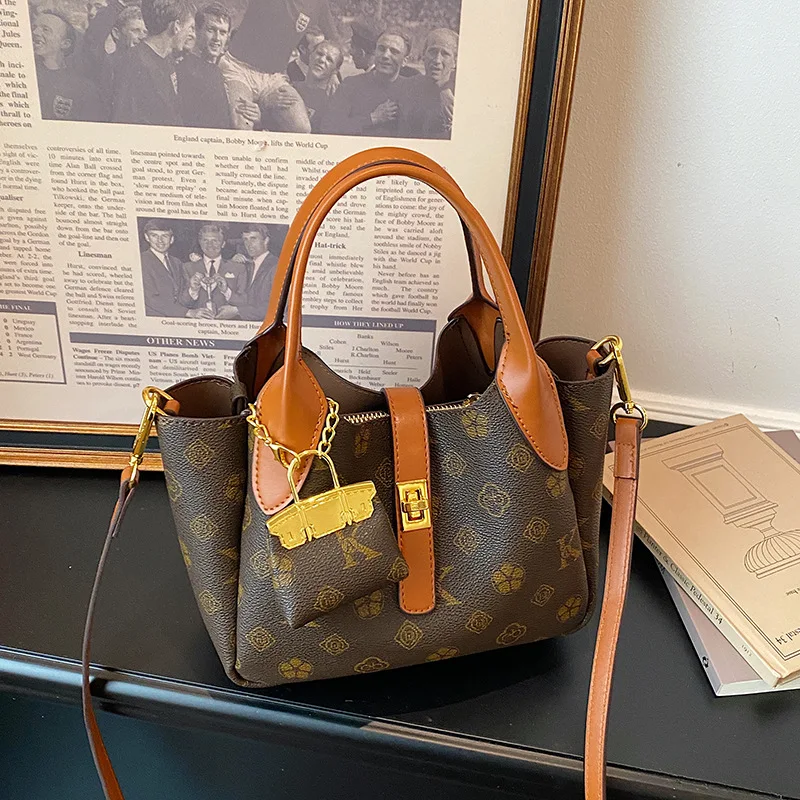 プレミアムレザーレディースバッグ-2026年新作-レトロプリントカジュアルトレンドヴィンテージスタイルショルダーバッグ、クロスボディバッグ、ベビーバッグ