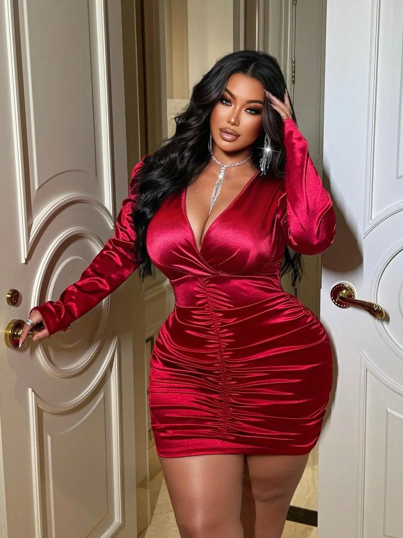 NU&NOW Robe moulante en satin rouge pour femme, grande taille, col en V profond, pour fête de Noël, Saint-Valentin