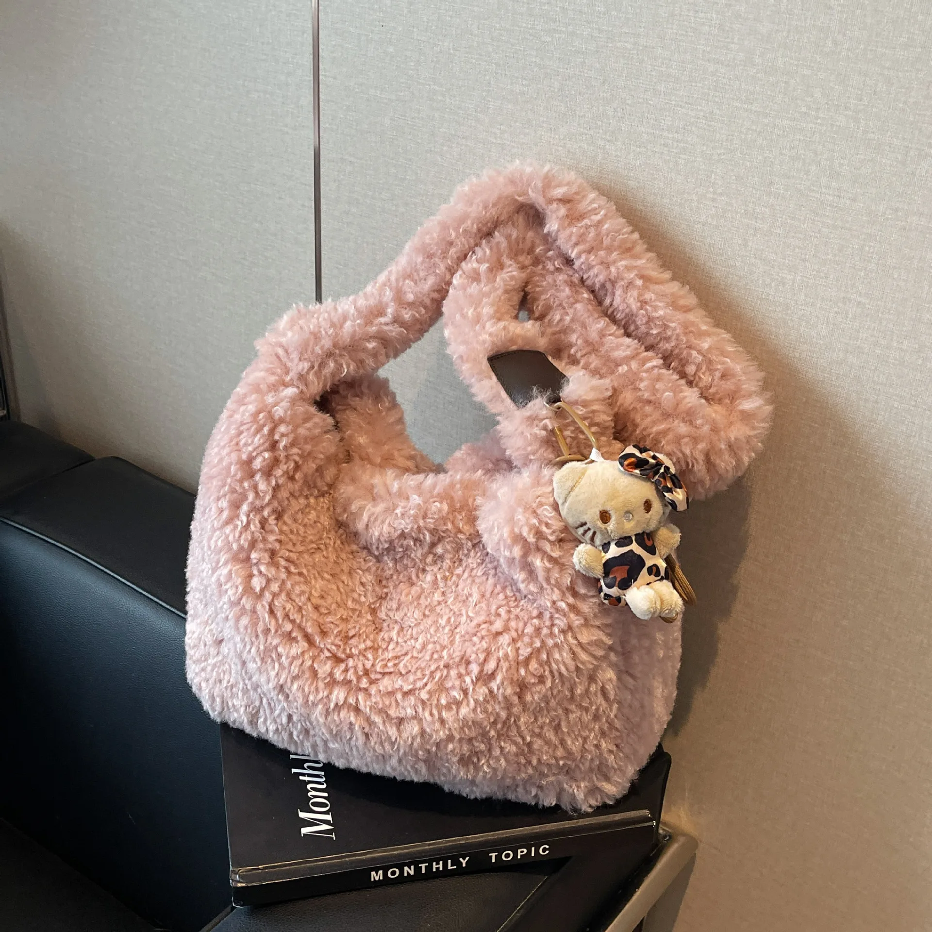 

2025 Women's Vintage Plush Shoulder Bag, Quilted Crossbody Purse, Lightweight Multi-Use Casual Shopper for Weekend & City Dating