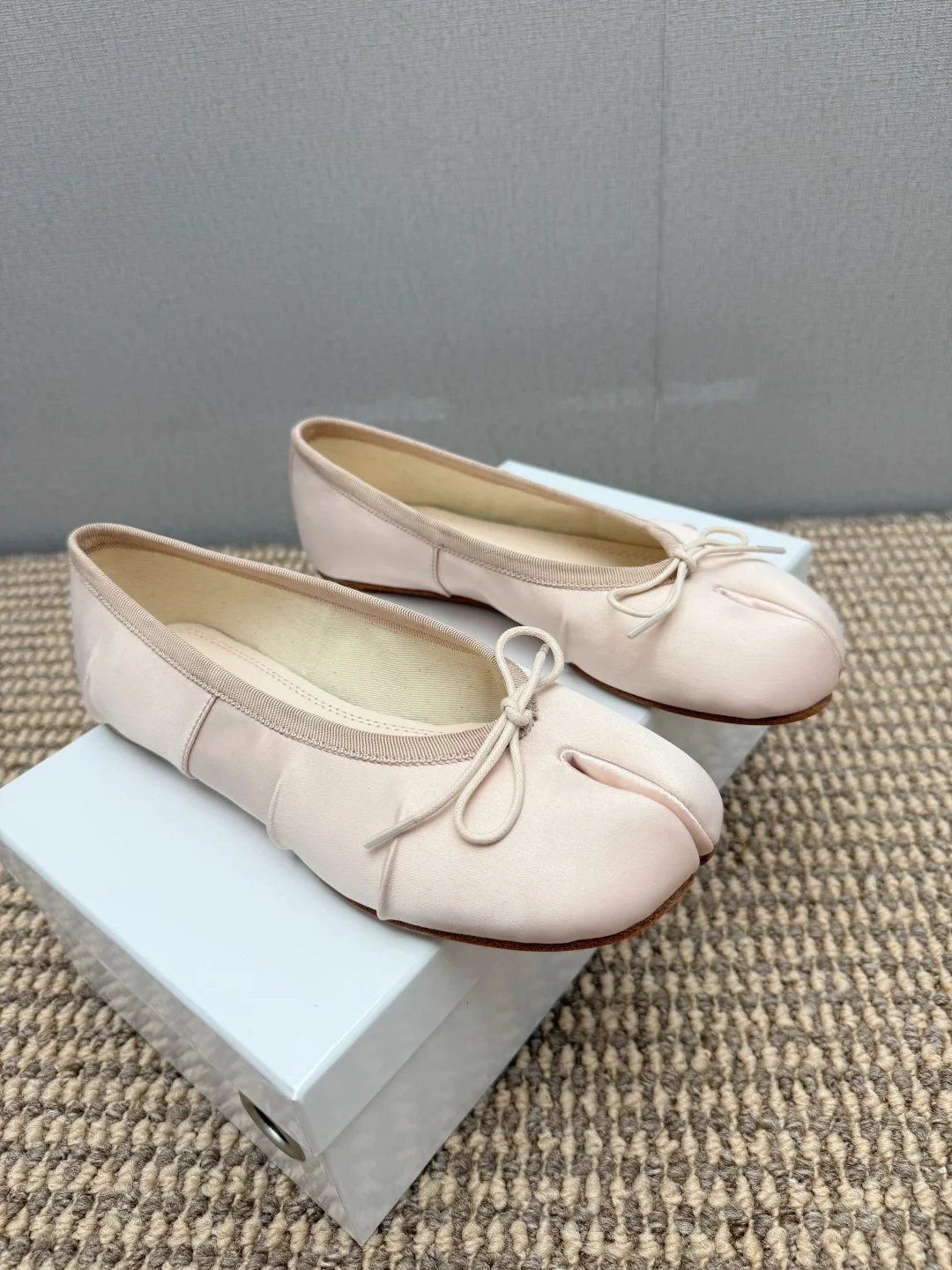 

Женские балетки таби с раздельным носком из атласа, розовые и черные