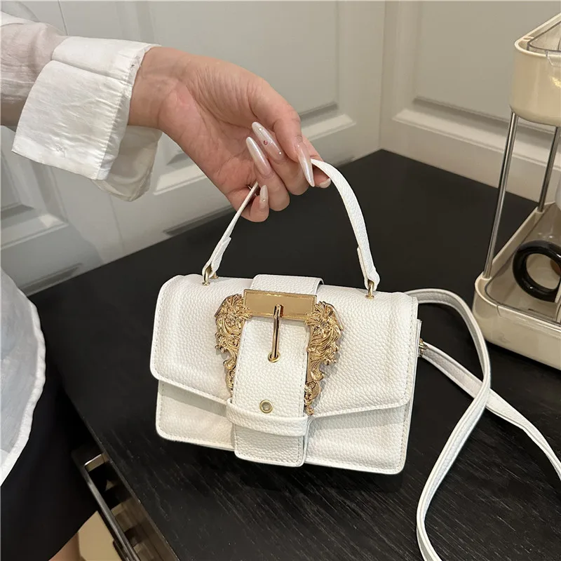 

Новинка 2025 года, сумка в стиле барокко с металлическим аккором, маленькая квадратная сумка через плечо для женщин, модная повседневная сумка-тоут