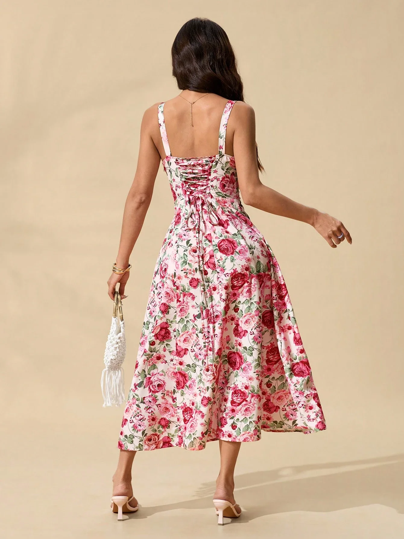 

Платье миди с цветочным принтом, боковым разрезом, тонкими бретелями и драпированным лифом для летнего пляжного отдыха и вечеринок