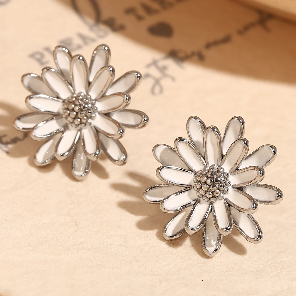 لا. أقراط نسائية من الفولاذ المقاوم للصدأ على شكل أقحوان من الزيت بالتنقيط الأبيض من Muses هدية مجوهرات حلوة وعصرية مقاومة للماء