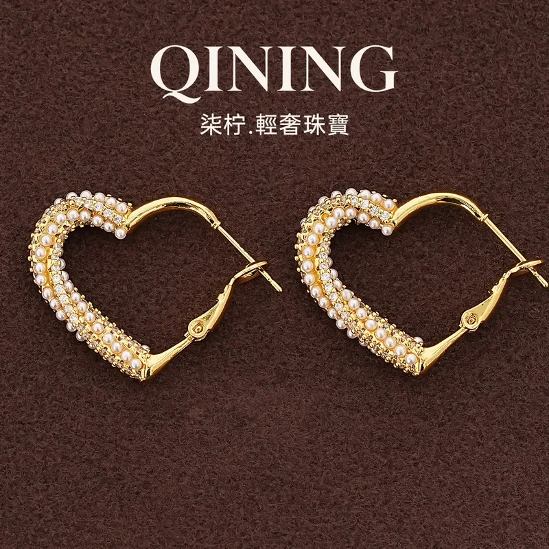 Star heart is soft, slightly inlaid hollow love pearl earrings light luxury niche earrings banquet daughter celebrity style