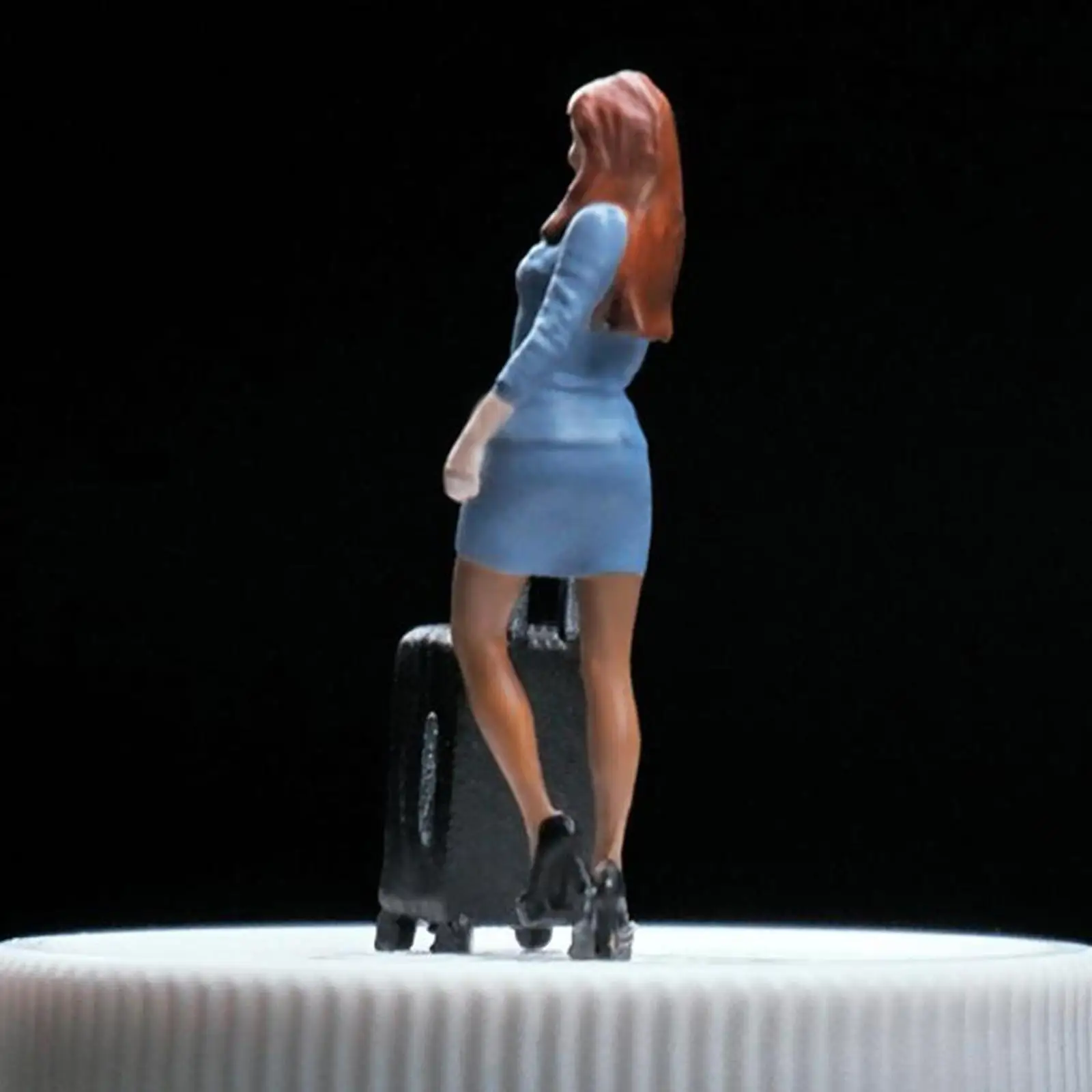 Figuras de menina em escala 1:64 com mala, figuras colecionáveis de pessoas, layout para jardim de fadas, cena em miniatura, trem, mesa de areia