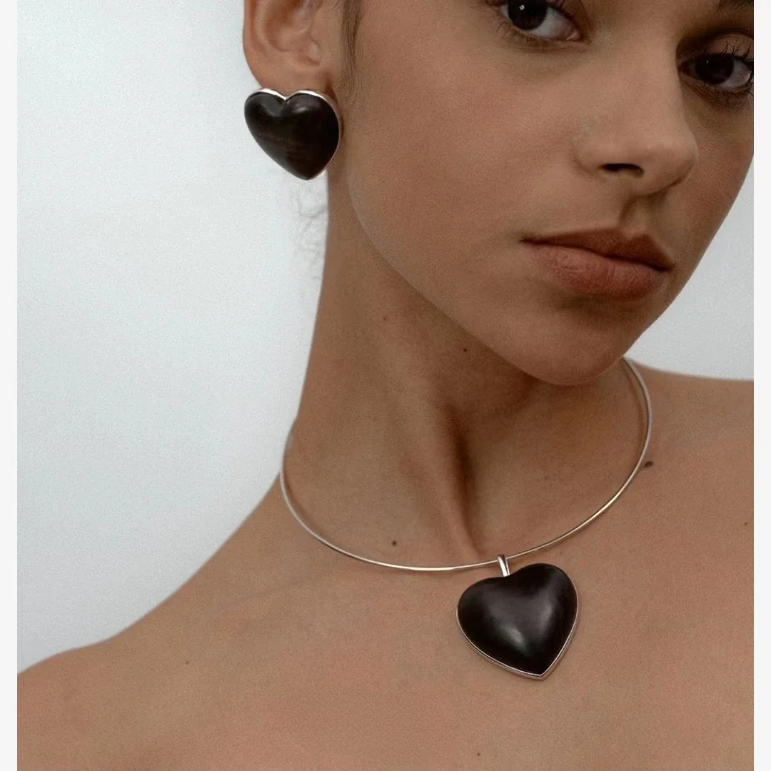 

Sandalwood Heart-shaped Choker Necklace Earrings Set Luxury High Grade Feeling Female Love Pendant Collar Fashion Jewelry Set