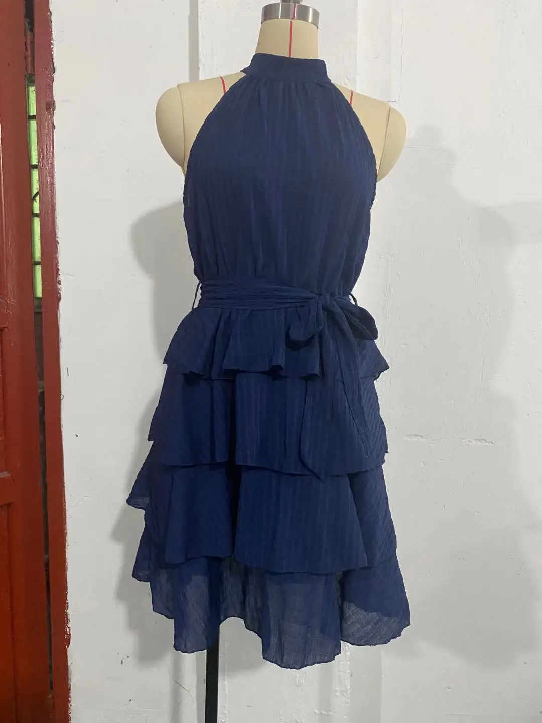 Nova moda sexy sem mangas pescoço montado sem alças cor sólida fino ajuste retalhos em camadas vestido na altura do joelho para mulher, 4 cores