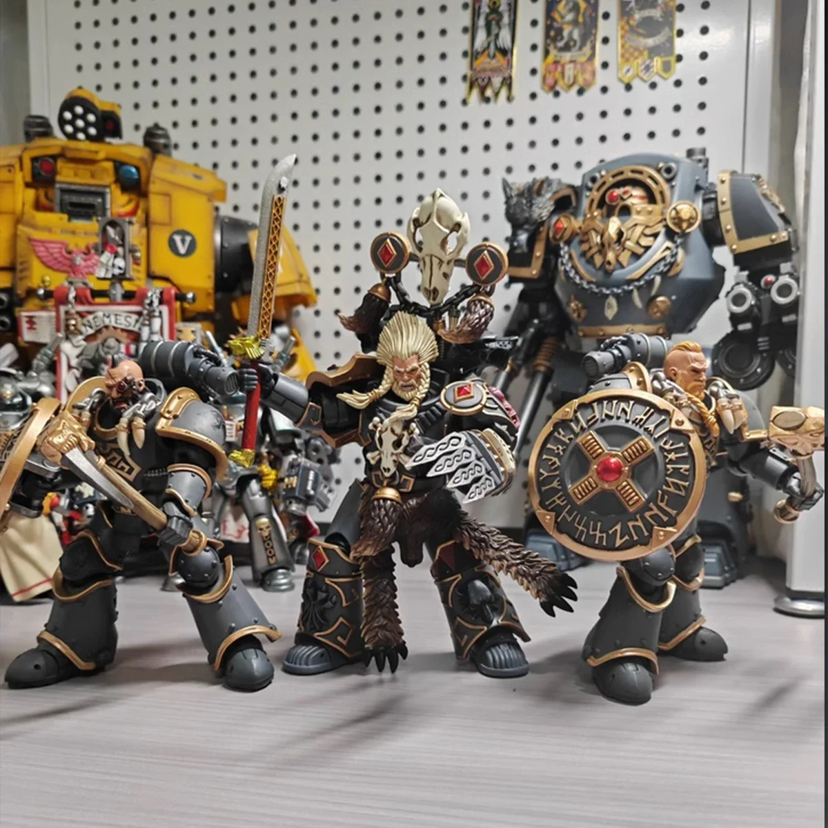 IN MAGAZZINO] JOYTOY Warhammer 30k 1/18 Action Figures Space Wolves Grey Slayer Pack Collezione Modello Anime Legion Joint Giocattolo mobile