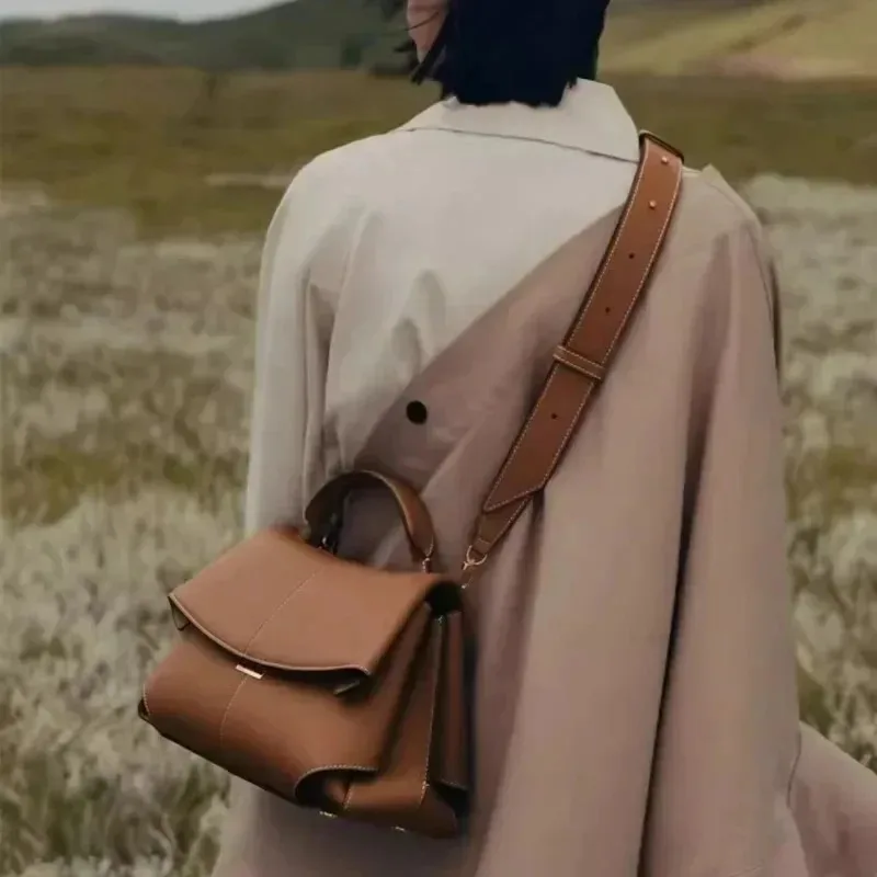 

In 2025, the new style of sac à main will mainly target high-end women, with luxurious texture, smile bags, and smiley face bags