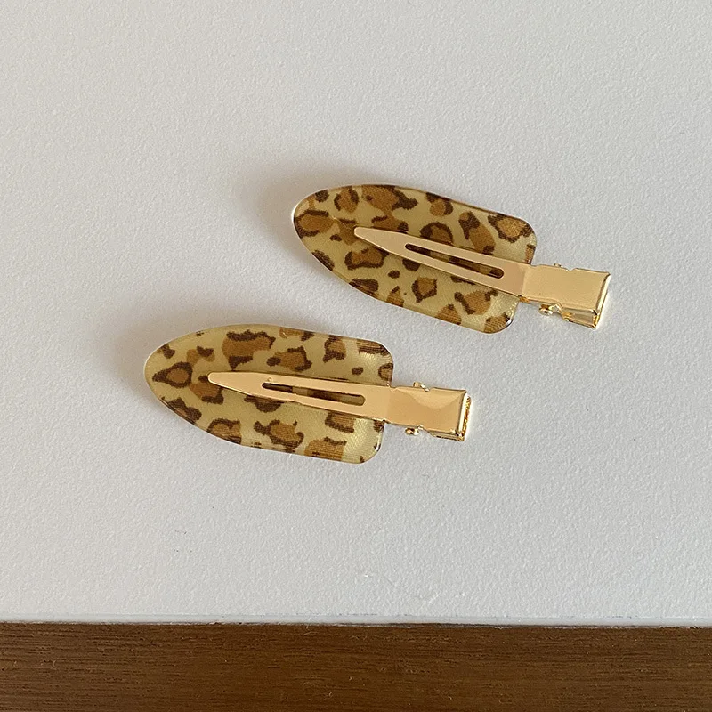 Korean version of retro fashionable leopard print seamless oval hairpin personalized versatile makeup edge clip hair accessories