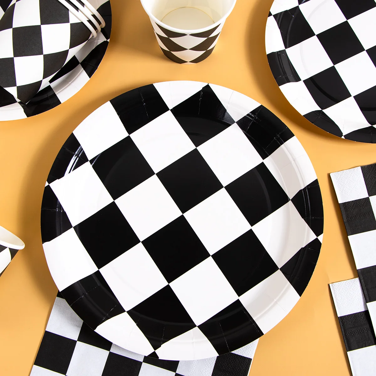 50Pcs Black and White Checkered Pattern Disposable Plates Convenient and Elegant Kitchen Tableware That Requires No Washing