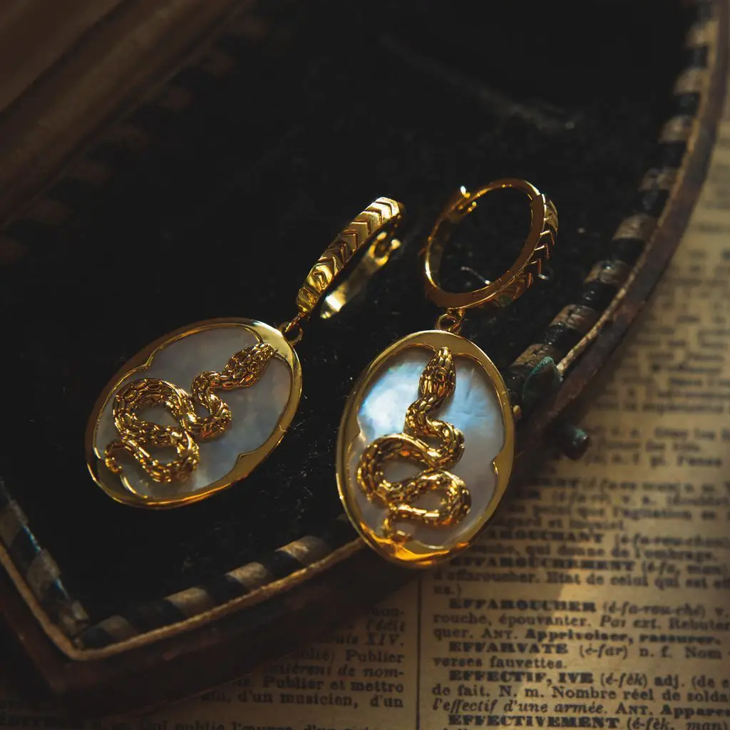 

Ancient Egyptian Golden Snake Earrings White Fritillaria Black Horse Fashion Joker Earrings Exquisite High-grade Sense Earrings
