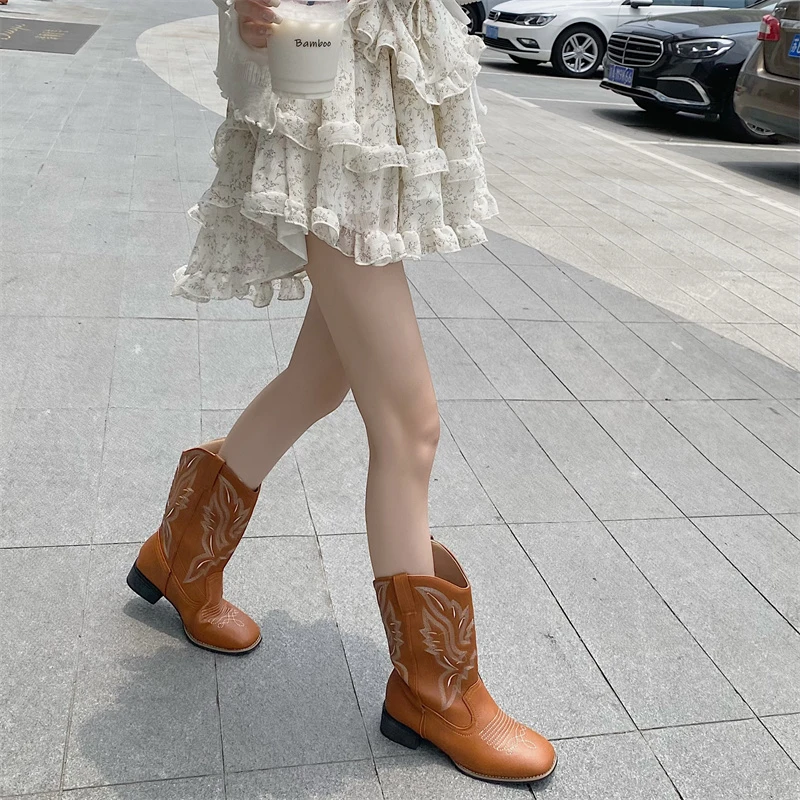 2023 Fashion Women's Retro Embroidery Western Boots Autumn Winter Brown PU leather women's mid-calf boots Thick heel cowboy boot