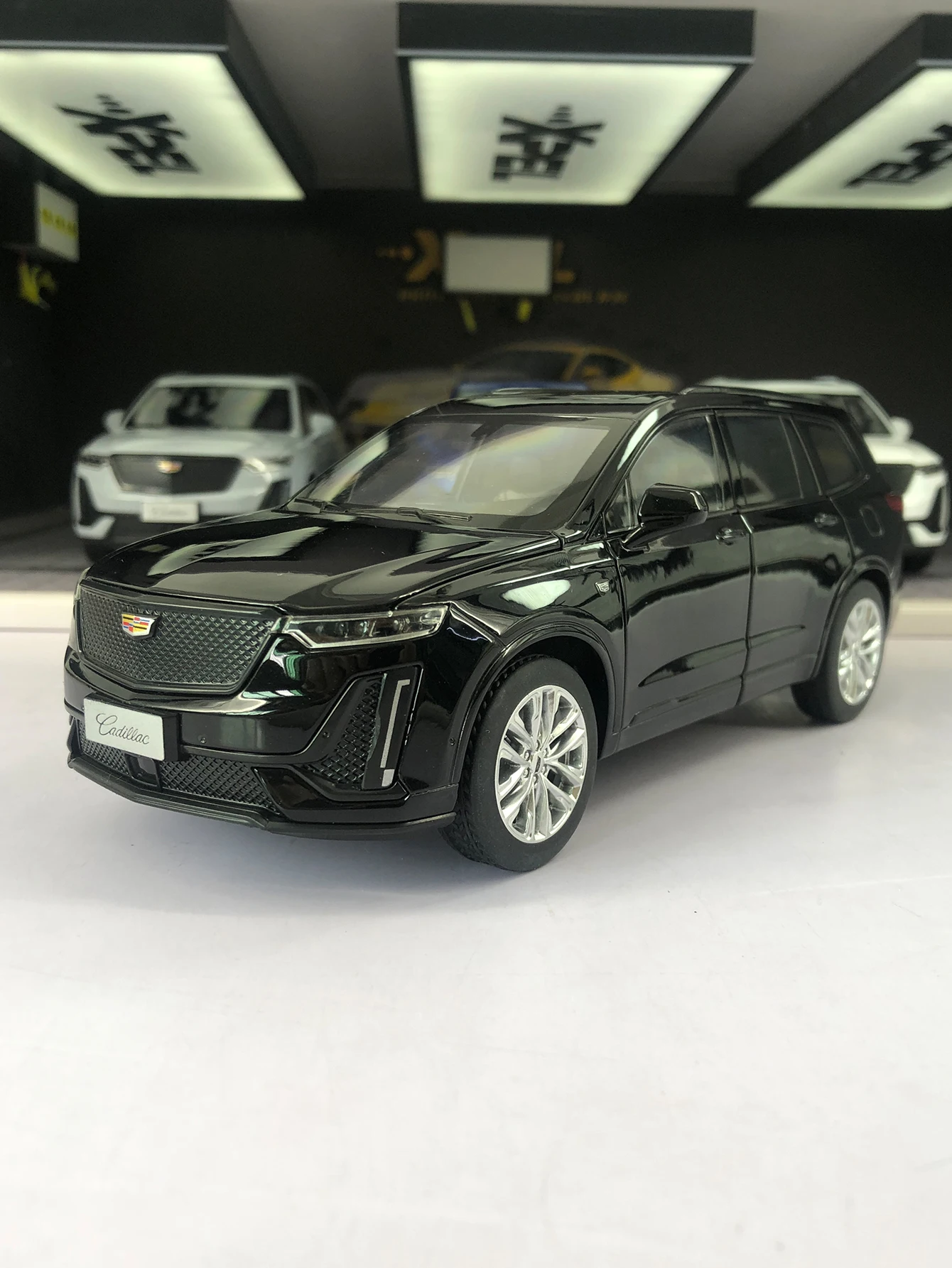 

Модель автомобиля Heimanba 1:24, имитация Cadillac XT6 2023 года, из цинкового сплава, статическая модель, металлический коллекционный подарок.