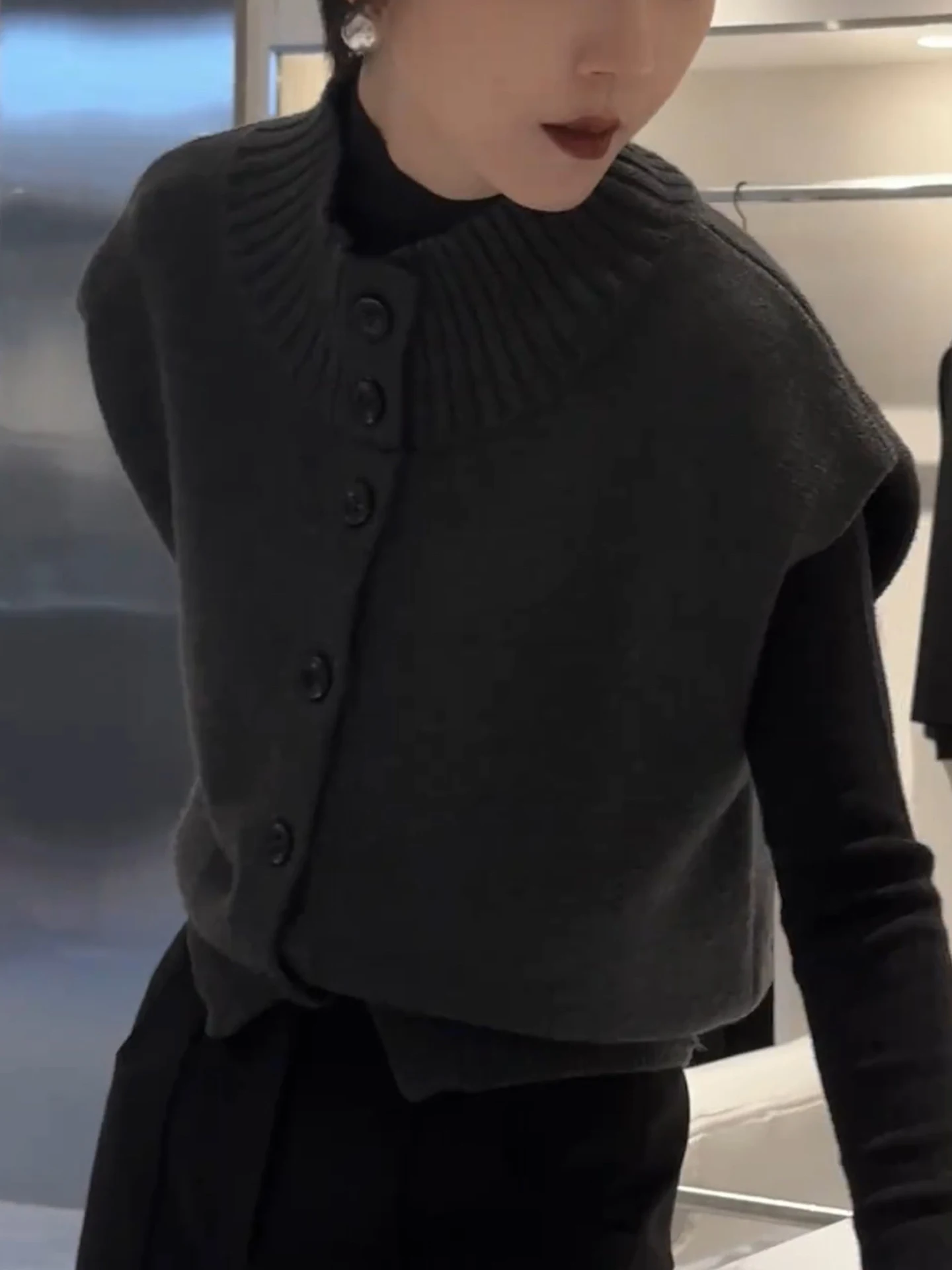 Retro High-End Loose Sleeveless Knitted Vest  Color Base Shirt 2026 Autumn Commute Fashion Slimming Top Women