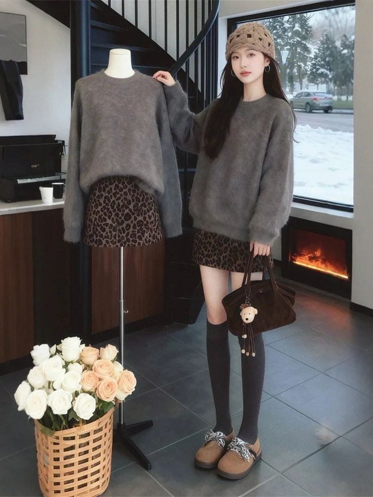 Luźna odzież dzianinowa damska na jesień i zimę, ciepła, brązowa, codzienna, wygodna, oddychająca, z miękkiego materiału, idealna do dojazdów do pracy.