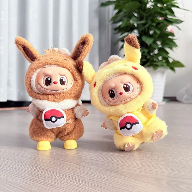 2 Stile Cartoon Labubu Kleidung Kawaii Pikachu Eevee Outfit mit Rucksack Mini Plüsch Puppe Kleidung Mode Puppe Zubehör Geschenk