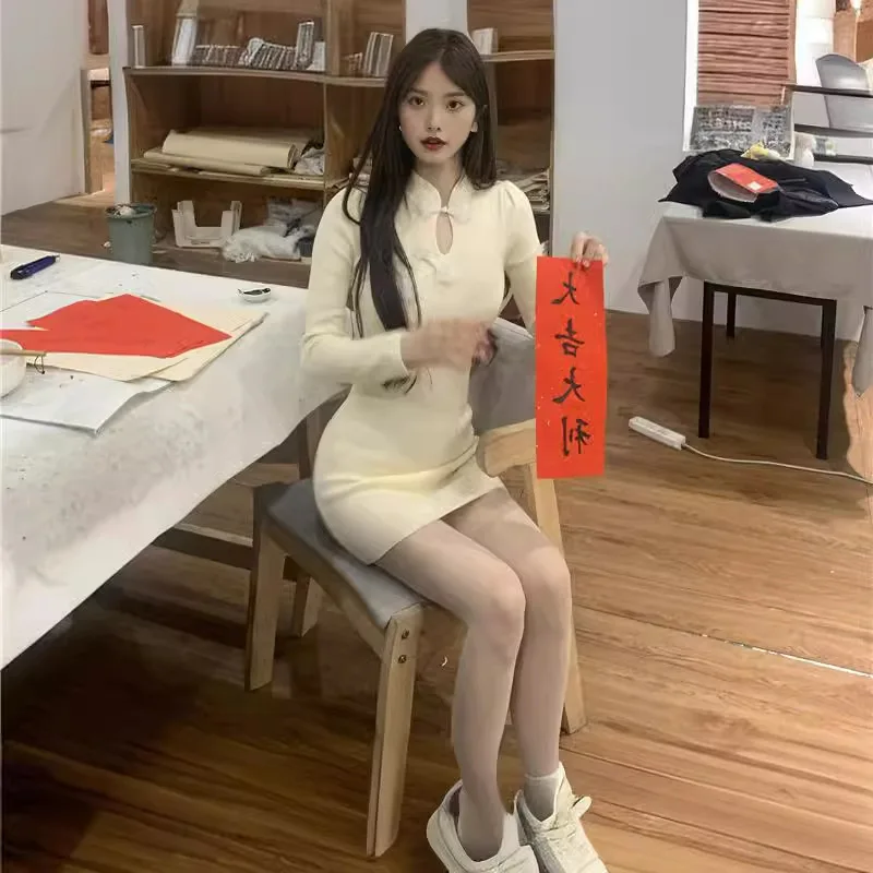 7159 Wiosenna Sukienka w Stylu Zen z Kołnierzykiem Cheongsam, Pluszowymi Guzikami, Ażurowym Wzorem, Krótka Sukienka z Wysokim Stanem dla Kobiet