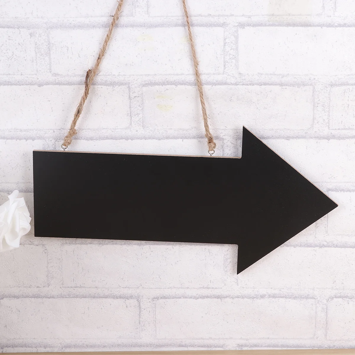 علامة سبورة على شكل سهم خشبي، علامة معلقة على شكل ريفية سوداء، دليل السبورة للأصدقاء، علامة معلقة إبداعية