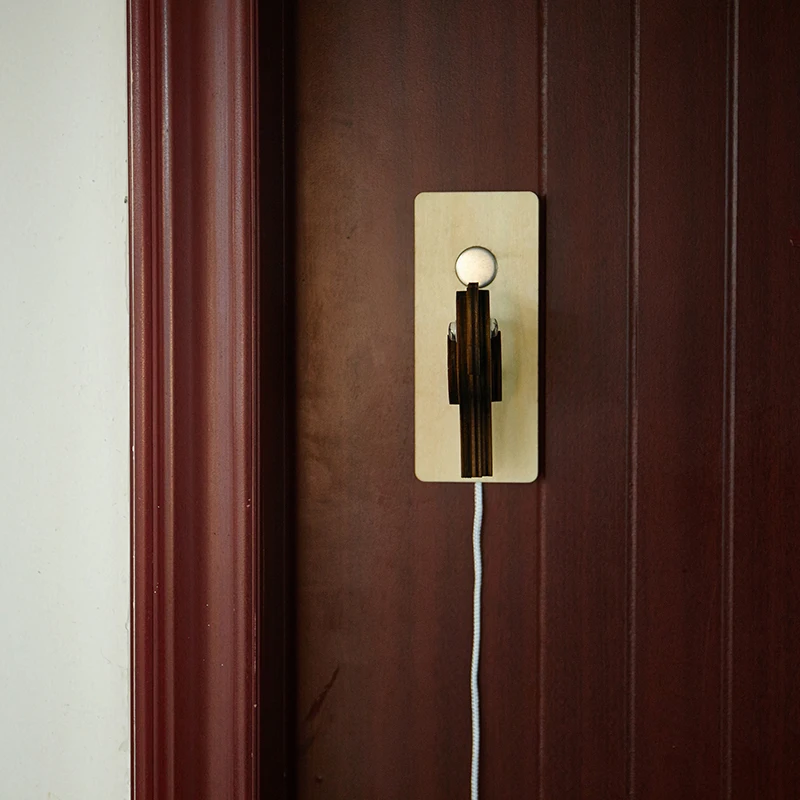 جرس باب خشبي إبداعي مصنوع يدويًا بحبل سحب ، قرع خشبي ، قرع باب عتيق للفصول الدراسية للمنازل