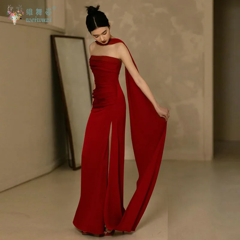 新しいフレンチスタイルのブルーのストラップレスの婚約イブニングドレス、エレガントなサテンのサイドスリットとバックレスチェーンのキンセニエラドレス