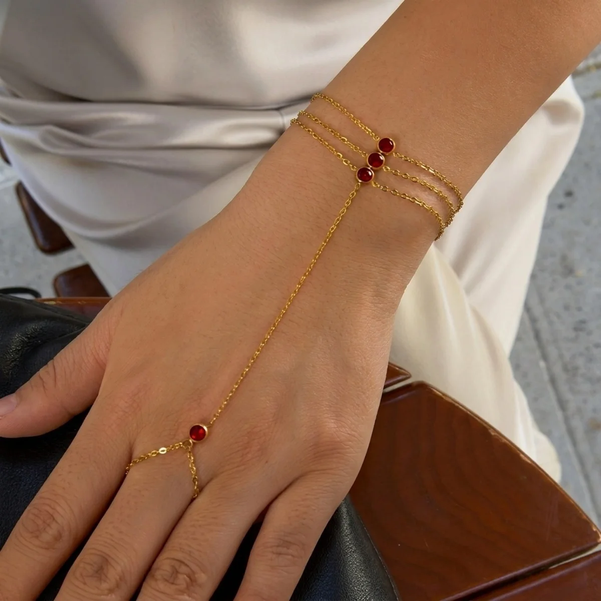 Edelstahlarmbänder mit roten Zirkonia-Steinen, dreischichtig, für Damen und Herren, runde Armreifen mit Strasssteinen, die Finger und Handgelenk verbinden, Party-Schmuck. – Detail 6