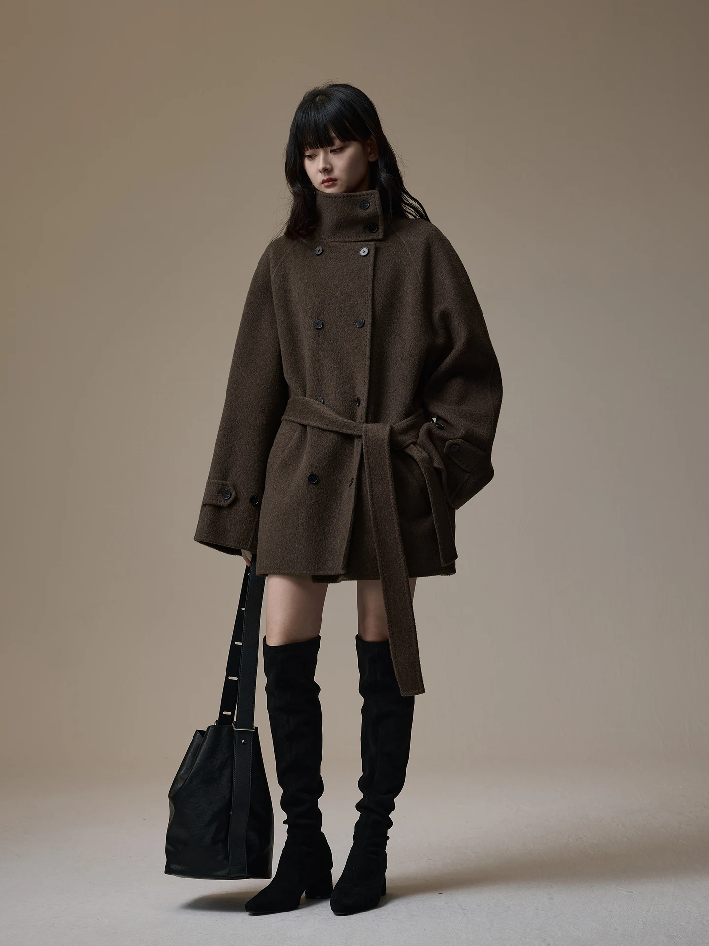 

Двубортное шерстяное пальто средней длины с воротником-стойкой из двусторонней шерсти INOUT Q Ele Simple Sle Long Sves