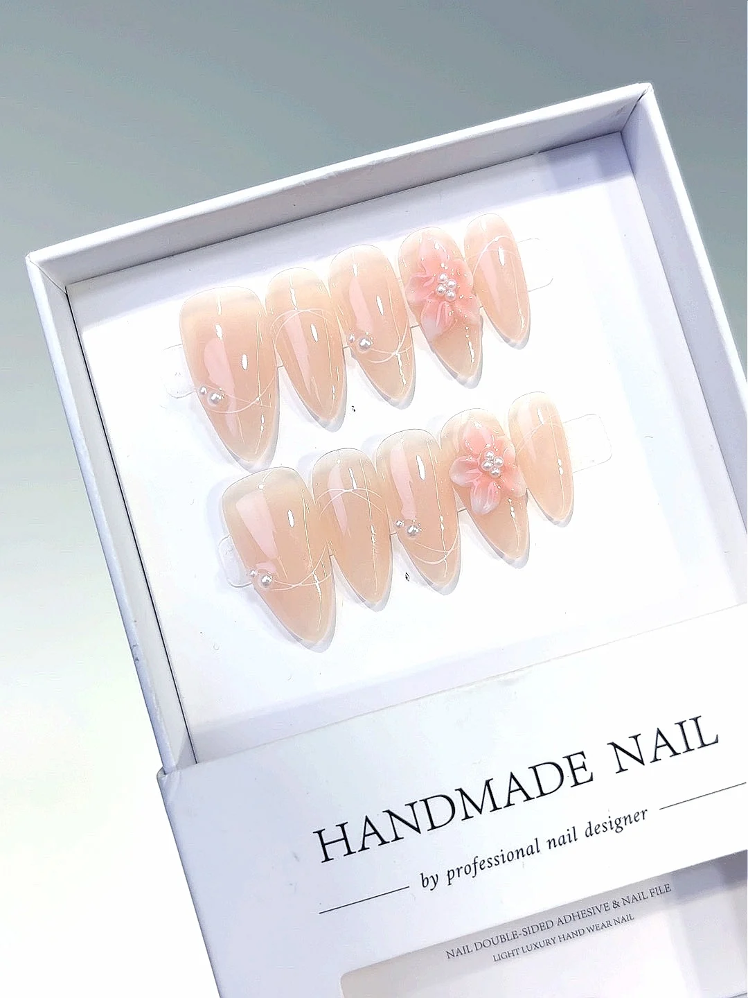 เล็บปลอมสีชมพูนู้ดประดับดอกไม้ 3 มิติ มุก และคริสตัลทรงอัลมอนด์ สำหรับผู้หญิง (C442)