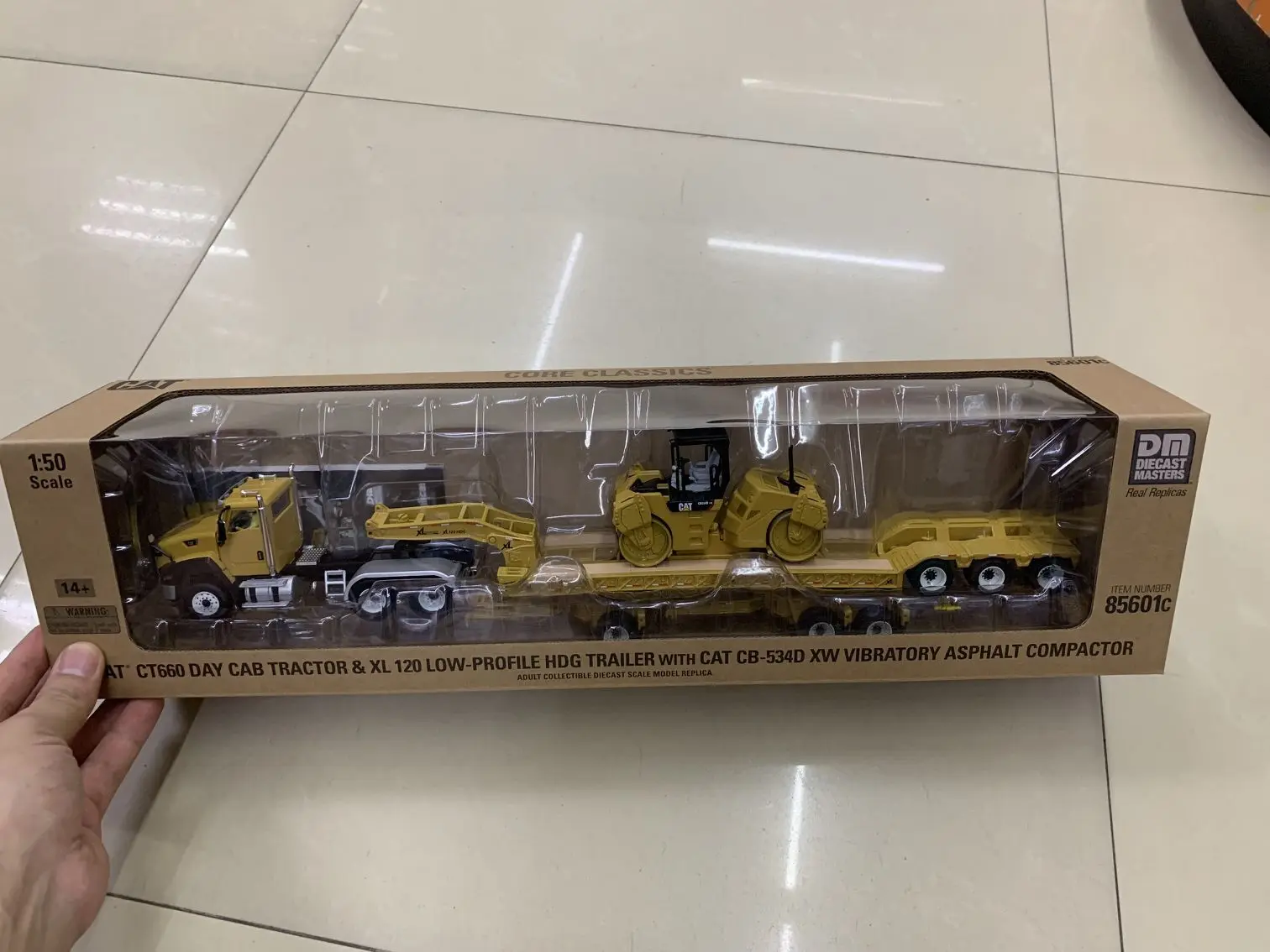 1:50 scale Diecast CT660 Truck & Lowboy Towing CB-534D - Diecast Masters 85601