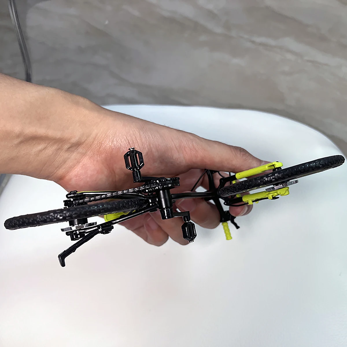 1:10 Mini Model Alloy Biycle Diecast Dekoracja dla dorosłych Mountain Finger Racing Zielony rower Kolekcja Prezenty Zabawki dla chłopców 14+