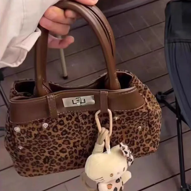 

Горячая девушка, винтажная сумка-тоут с леопардовым принтом, женская сумка с замком, большая вместительная матовая сумка на плечо, женская модная элитная сумка-ведро 2025