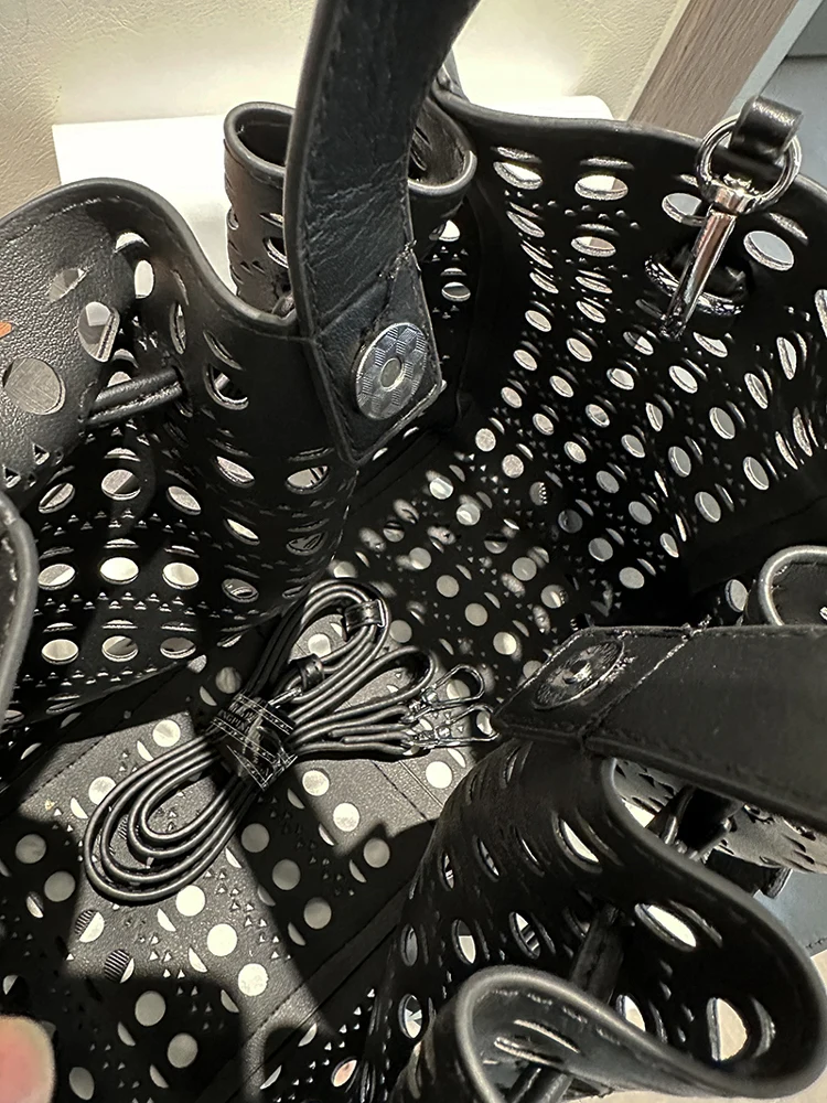 مصمم العلامة التجارية الجديدة أزياء الجوف نحت زهرة الكتف عبر الجسم حمل الحقائب للنساء الساخن بيع