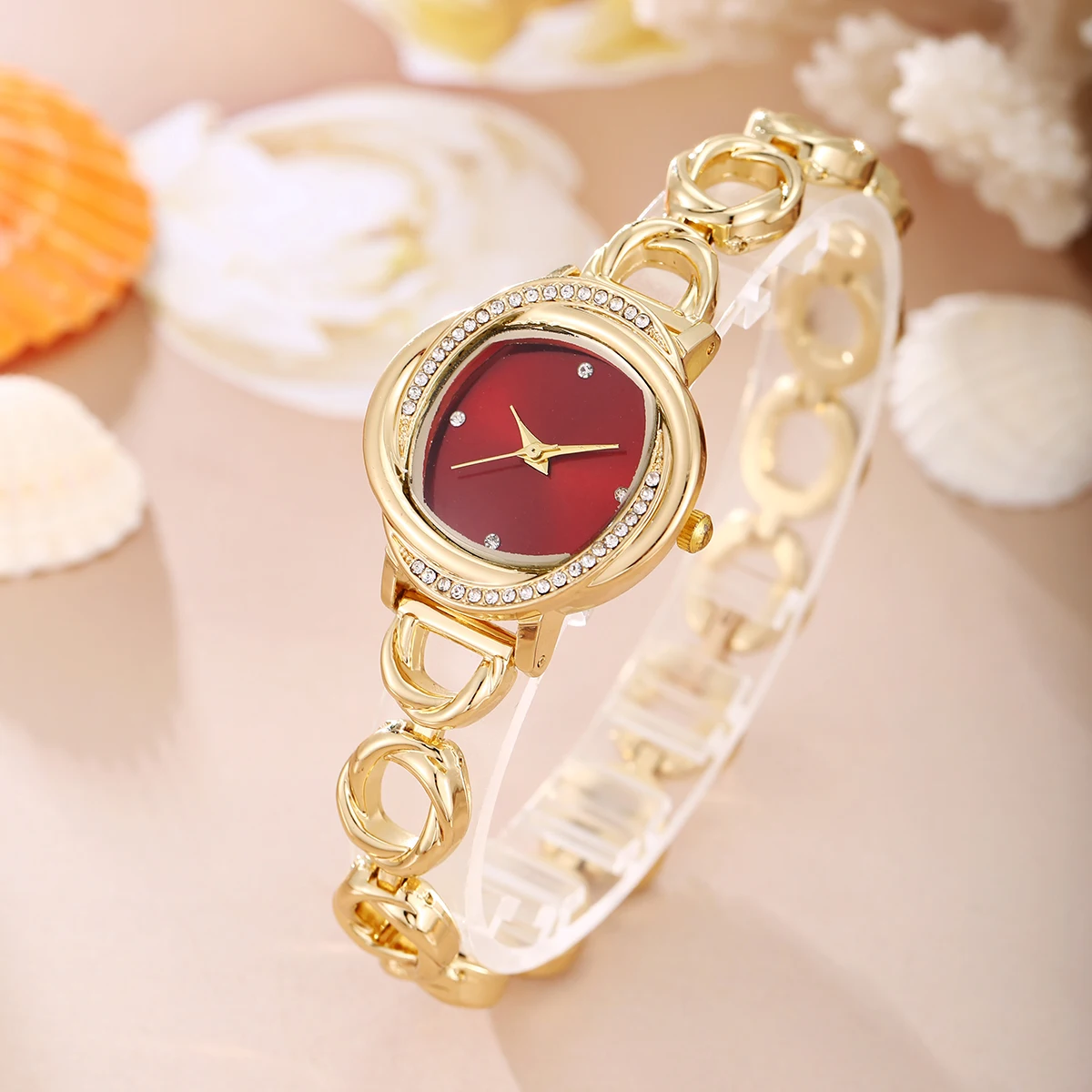 The latest style of women\'s fashionable and minimalist alloy quartz watch with a sense of design