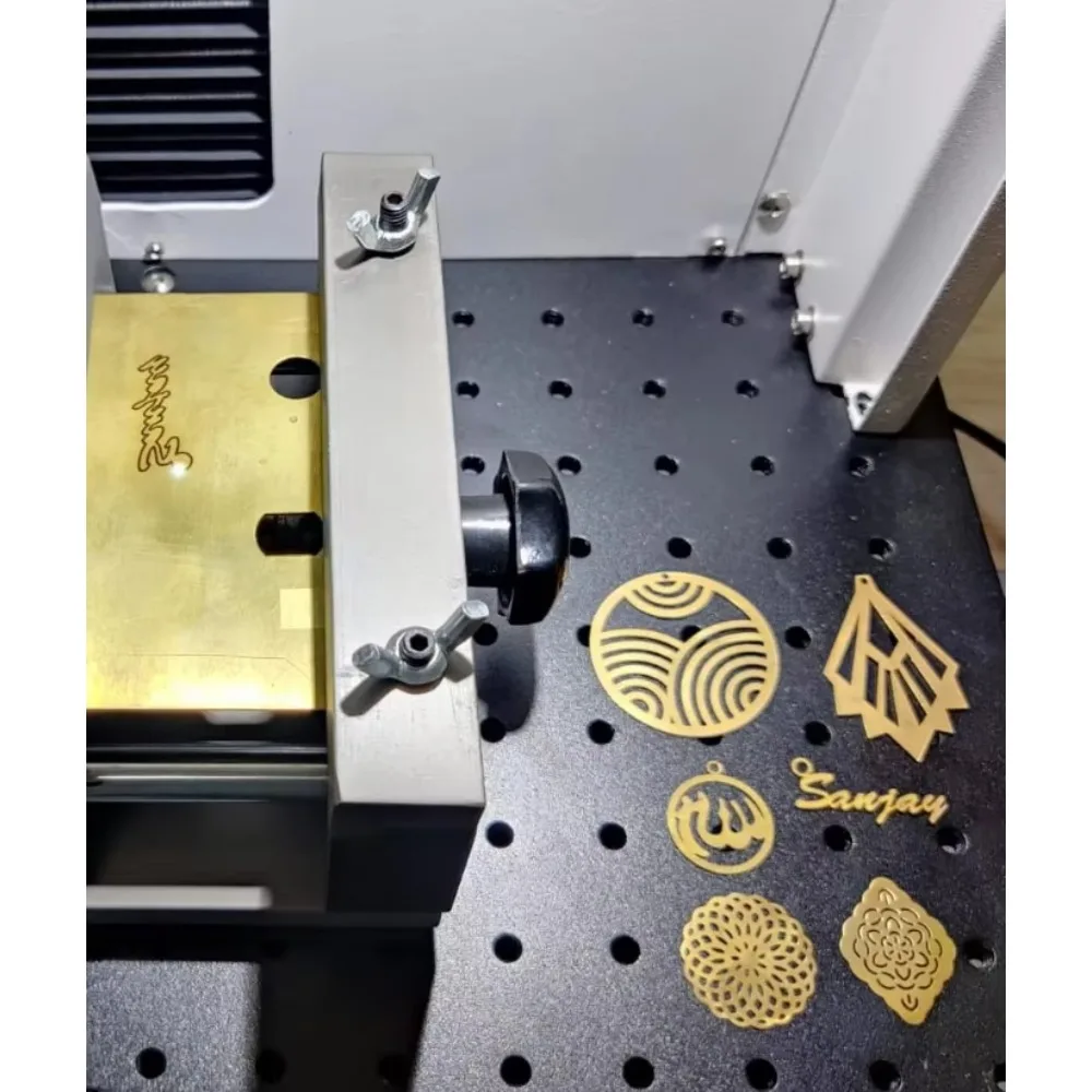 Compact Desktop Fiber Laser Marking Machine 30W 50W with 3D Focus for Metal