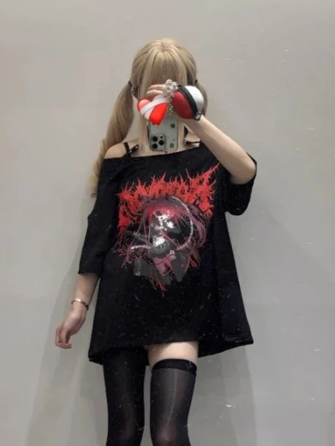 

Субкультура с открытыми плечами, колье с лямкой на шее, крест, двумерная футболка с принтом в стиле рок, футболка большого размера в стиле панк, готики