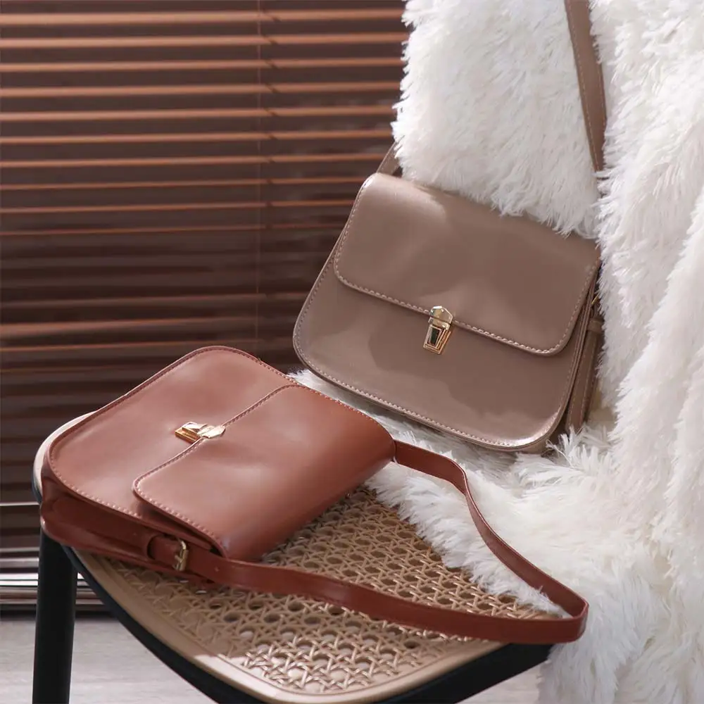 حقيبة كتف بإبزيم كلاسيكي على الموضة من جلد البولي يوريثان بلون سادة حقيبة تحت الإبط للترفيه قابلة للتعديل حقيبة الإبط النسائية