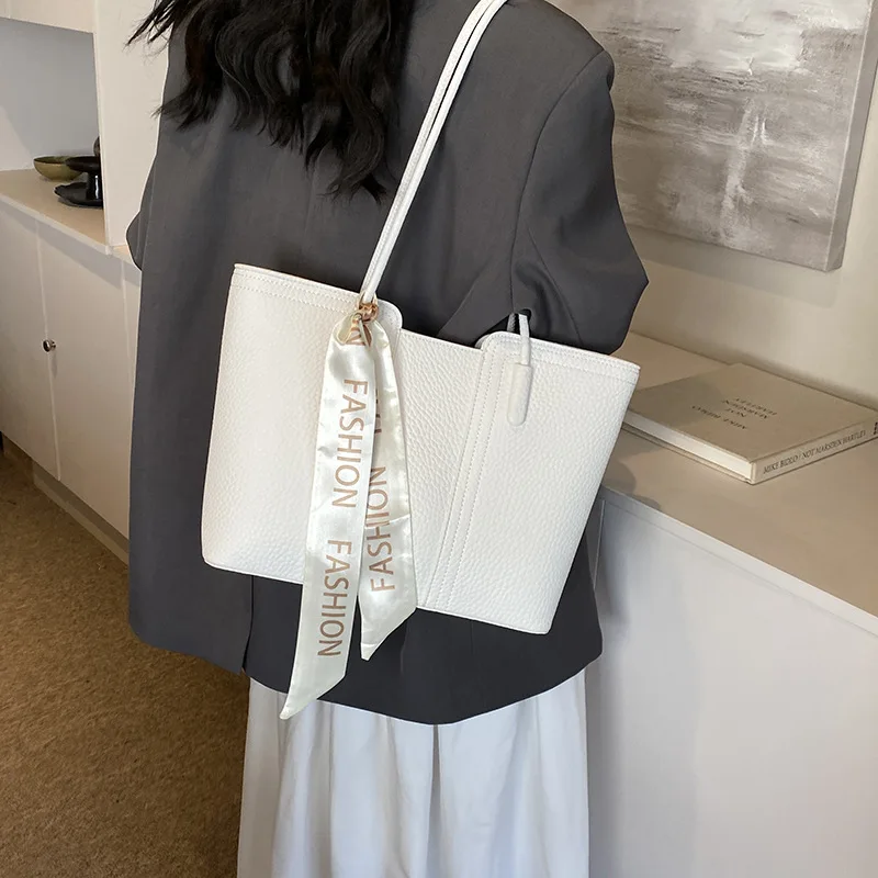 

2025 Niche Underarm Bag, Luxe Shoulder Purse for Women, Spacious Commuter Crossbody, Trendy Day-to-Night Tote, Textured Sling