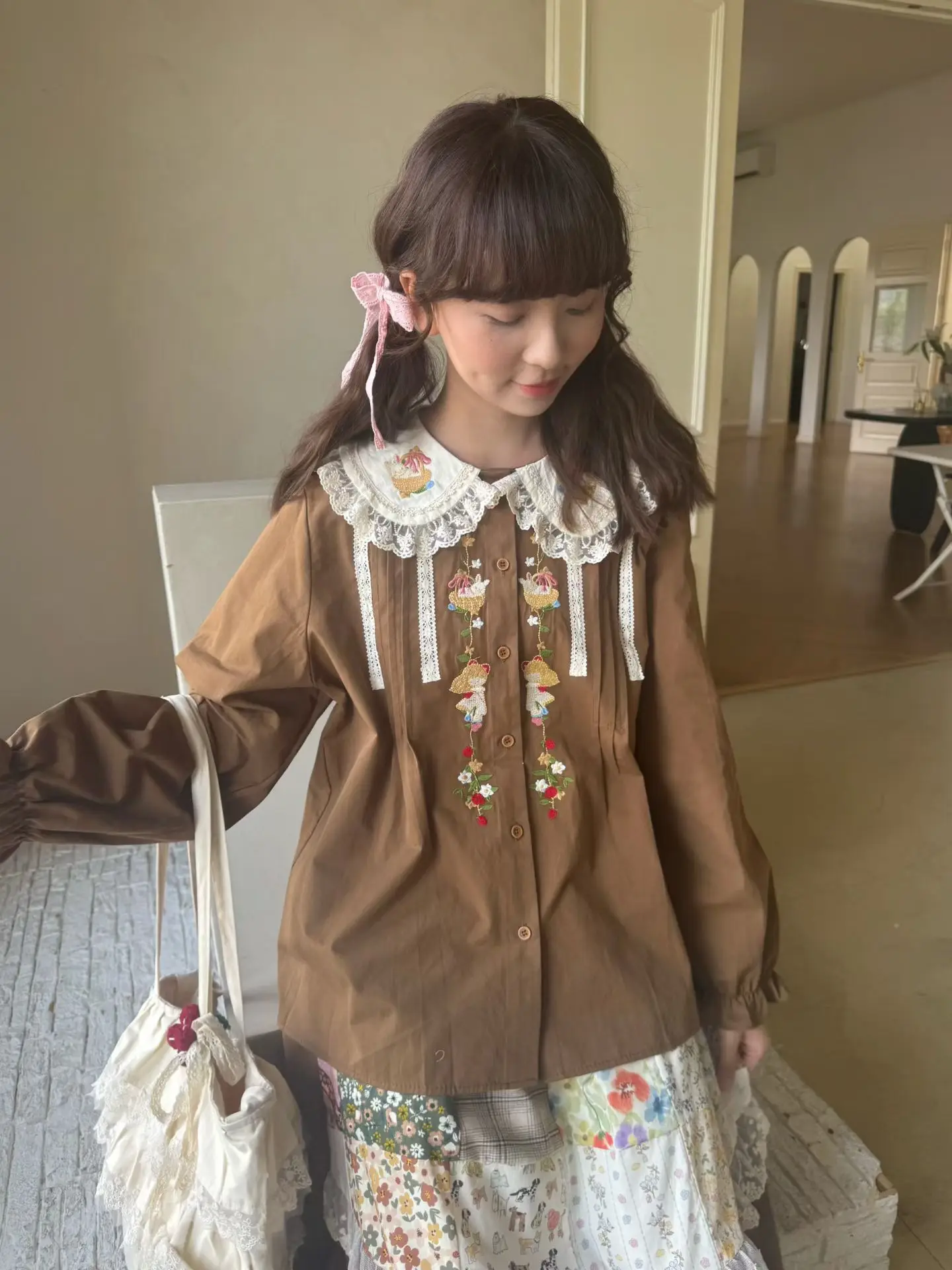 

Vintage Coffee Color Cotton Shirt Spring Autumn New Fashion Sweet Girl Exquisite Flower Embroidery Color Shirt Blouse
