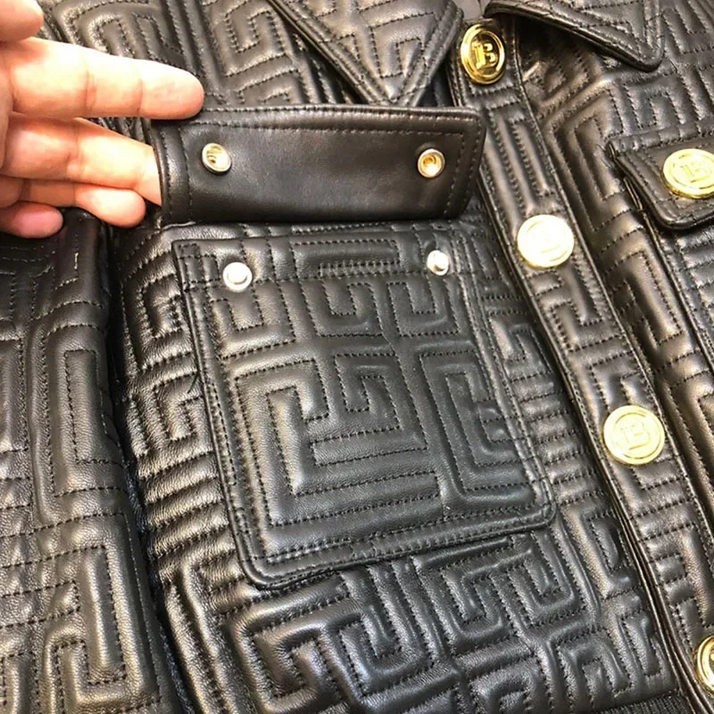 سترة نسائية من الجلد الطبيعي بطول قصير وياقة مقلوبة لربيع وخريف 2025 معطف مزين بجيب أنيق