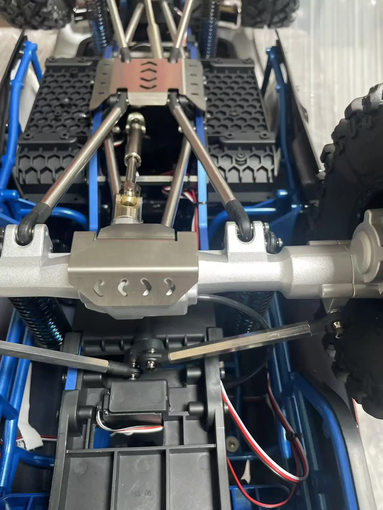 แผ่นกันกระแทกใต้ท้องรถสแตนเลสสำหรับรถบังคับวิทยุ MJX Hyper Go H8P ขนาด 1/8, ชิ้นส่วนอัพเกรดป้องกันใต้ท้องรถแบบโลหะสำหรับงานหนัก