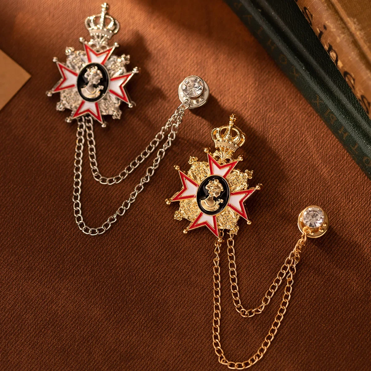 

New Metal Badge Women's Tassel Chain Crown Queen Head Brooch for Men's Suit Retro British Style Collar Pin Brooches Accessories