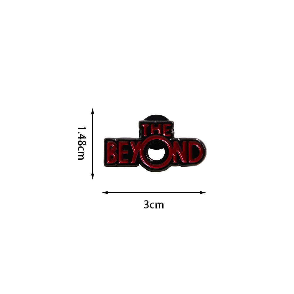Die Beyond Classic Horror Movie Logo-Brosche, rotes englisches Buchstabenabzeichen, kreativer Film-Accessoire-Emaille-Pin, dekorativer Fan-Sammelartikel – Detail 2