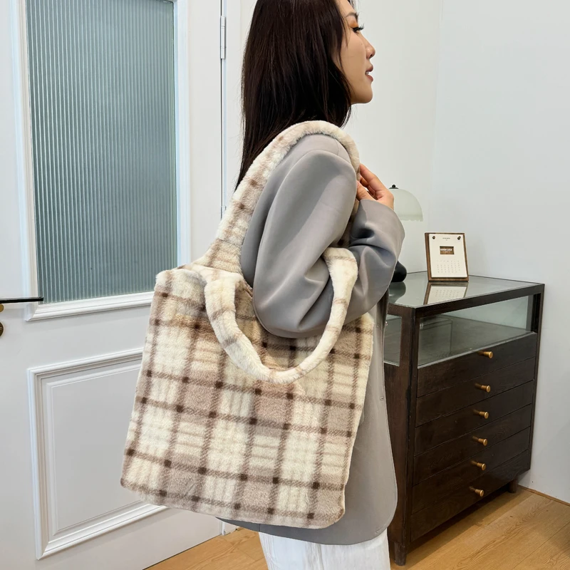 Korean Version Fashion Mixing Colors Plush Grid Handbag Academic Atmosphere High-capacity Good-looking The Single Shoulder Bag